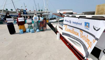 Sejumlah wartawan dari komunitas Jurnalis Peduli menyalurkan bantuan paket sembako kepada warga pesisir di Pulau Panjang, Banten, Sabtu (24/4/2021).