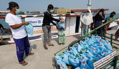 Sejumlah wartawan dari komunitas Jurnalis Peduli menyalurkan bantuan paket sembako kepada warga pesisir di Pulau Panjang, Banten, Sabtu (24/4/2021).