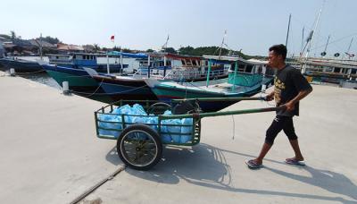 Sejumlah wartawan dari komunitas Jurnalis Peduli menyalurkan bantuan paket sembako kepada warga pesisir di Pulau Panjang, Banten, Sabtu (24/4/2021).
