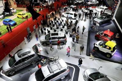 Pengunjung melihat sejumlah mobil yang dipamerkan pada hari terakhir ajang IIMS Hybrid 2021 di JIEXpo Kemayoran, Jakarta, Minggu (25/4/2021).
