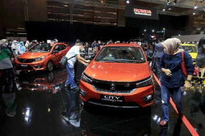Pengunjung melihat sejumlah mobil yang dipamerkan pada hari terakhir ajang IIMS Hybrid 2021 di JIEXpo Kemayoran, Jakarta, Minggu (25/4/2021).