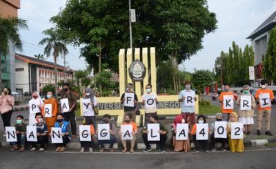 Tokoh lintas agama dan kepercayaan yang tergabung dalam gerakan kebangsaan atau Gerbang Watugong menggelar doa bersama di Semarang, Minggu (25/4/2021).
