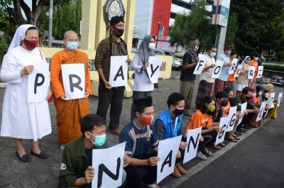 Tokoh lintas agama dan kepercayaan yang tergabung dalam gerakan kebangsaan atau Gerbang Watugong menggelar doa bersama di Semarang, Minggu (25/4/2021).