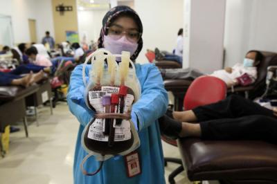 Pendonor sukarela mendonorkan darahnya melalui Unit Tranfusi Darah (UTD) Palang Merah Indonesia (PMI) DKI Jakarta, Senin (26/4/2021).