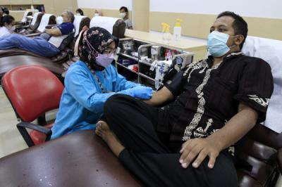 Pendonor sukarela mendonorkan darahnya melalui Unit Tranfusi Darah (UTD) Palang Merah Indonesia (PMI) DKI Jakarta, Senin (26/4/2021).