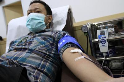 Pendonor sukarela mendonorkan darahnya melalui Unit Tranfusi Darah (UTD) Palang Merah Indonesia (PMI) DKI Jakarta, Senin (26/4/2021).