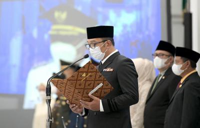 Gubernur Jabar Ridwan Kamil melantik Bupati dan Wakil Bupati Bandung dan Bupati dan Wakil Bupati Kabupaten Tasikmalaya definitif di Bandung, Senin (26/4/2021).