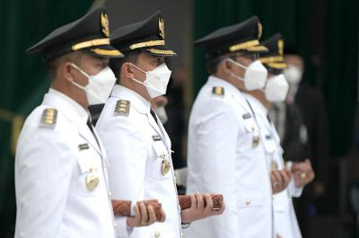 Gubernur Jabar Ridwan Kamil melantik Bupati dan Wakil Bupati Bandung dan Bupati dan Wakil Bupati Kabupaten Tasikmalaya definitif di Bandung, Senin (26/4/2021).