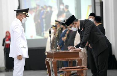 Gubernur Jabar Ridwan Kamil melantik Bupati dan Wakil Bupati Bandung dan Bupati dan Wakil Bupati Kabupaten Tasikmalaya definitif di Bandung, Senin (26/4/2021).