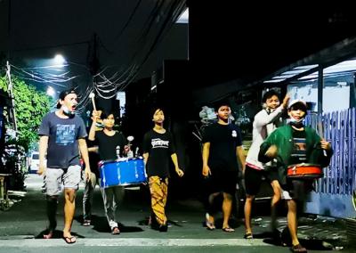 Sejumlah anak bersemangat memainkan alat musik drum sambil membangunkan warga untuk sahur di kawasan Jakarta Barat, Minggu (25/4/2021).
