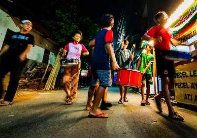 Sejumlah anak bersemangat memainkan alat musik drum sambil membangunkan warga untuk sahur di kawasan Jakarta Barat, Minggu (25/4/2021).
