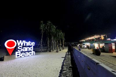Kawasan pantai yang baru selesai pada pertengahan 2020 ini menjadi tujuan rekreasi pantai alternatif terbaru warga DKI Jakarta selain Ancol.