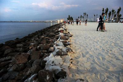 Kawasan pantai yang baru selesai pada pertengahan 2020 ini menjadi tujuan rekreasi pantai alternatif terbaru warga DKI Jakarta selain Ancol.