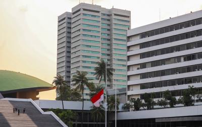 Bendera merah putih berkibar setengah tiang di halaman DPR/MPR/DPD RI, Kompleks Parlemen, Senayan, Jakarta, Selasa (27/4/2021).