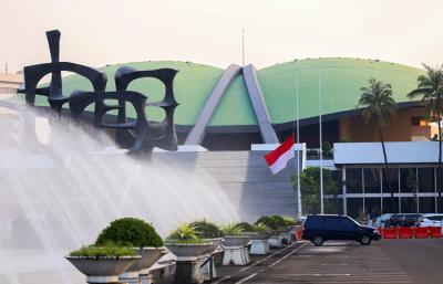 Bendera merah putih berkibar setengah tiang di halaman DPR/MPR/DPD RI, Kompleks Parlemen, Senayan, Jakarta, Selasa (27/4/2021).