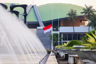 Bendera merah putih berkibar setengah tiang di halaman DPR/MPR/DPD RI, Kompleks Parlemen, Senayan, Jakarta, Selasa (27/4/2021).