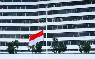 Bendera merah putih berkibar setengah tiang di halaman DPR/MPR/DPD RI, Kompleks Parlemen, Senayan, Jakarta, Selasa (27/4/2021).