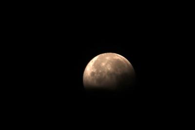 Pemandangan bulan purnama merah muda terlihat dari kawasan Pamulang, Tangerang Selatan, Senin (26/4/2021).