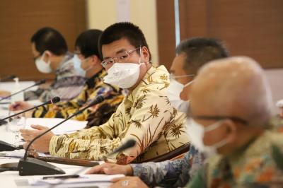 Wakil Presiden Direktur PT Indopoly Industry Tbk Jeffrey Halim memberikan keterangan kepada wartawan usai RUPST di Jakarta, Selasa (27/4/2021).