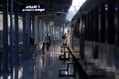 Calon penumpang berjalan di area keberangkatan Stasiun Pasar Senen, Jakarta, Senin (26/4/2021).