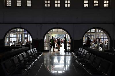 Calon penumpang berjalan di area keberangkatan Stasiun Pasar Senen, Jakarta, Senin (26/4/2021).
