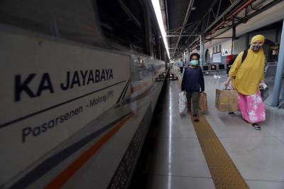 Calon penumpang berjalan di area keberangkatan Stasiun Pasar Senen, Jakarta, Senin (26/4/2021).