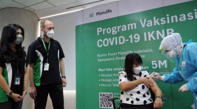 Manulife Indonesia menggelar vaksin Covid-19 untuk lansia berusia minimal 60 tahun dan tenaga pemasar terpilih.