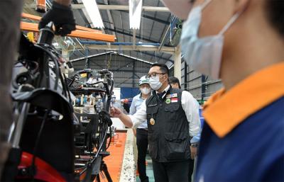Gubernur Jawa Barat Ridwan Kamil meninjau pabrik Wika Industri Manufaktur (WIMA) di Jalan Raya Narogong, Cileungsi, Kabupaten Bogor, Selasa (27/4/2021).