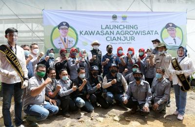 Gubernur Jawa Barat Ridwan Kamil saat meluncurkan kawasan Agrowisata Cianjur, di Cipendawa, Kabupaten Cianjur, Selasa (27/4/2021).