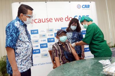 Vaksinasi Covid-19 bagi lansia di Jakarta, Selasa (27/4/2021).