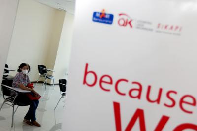 Vaksinasi Covid-19 bagi lansia di Jakarta, Selasa (27/4/2021).