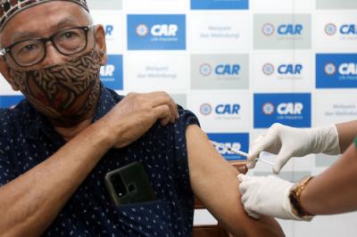 Vaksinasi Covid-19 bagi lansia di Jakarta, Selasa (27/4/2021).