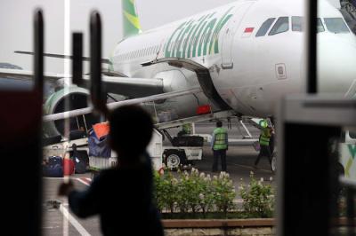 Calon penumpang saat akan memasuki pesawat di Bandara Halim Perdanakusuma, Jakarta, Rabu (28/4/2021).