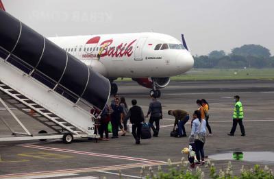 Calon penumpang saat akan memasuki pesawat di Bandara Halim Perdanakusuma, Jakarta, Rabu (28/4/2021).