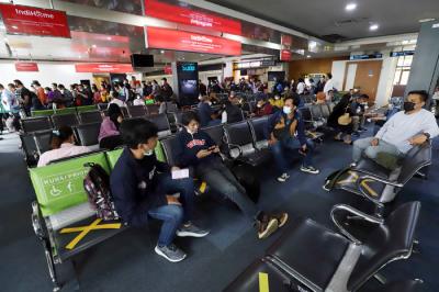 Calon penumpang mengantre pemeriksaan berkas test PCR dan tiket pesawat di pintu keberangkatan di Bandara Halim Perdanakusuma, Jakarta, Rabu (28/4/2021).