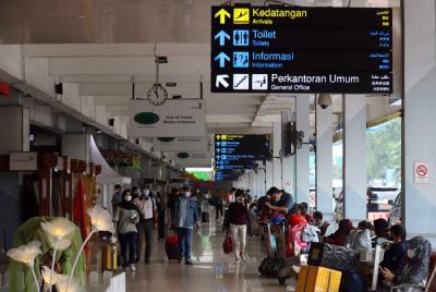 Calon penumpang mengantre pemeriksaan berkas test PCR dan tiket pesawat di pintu keberangkatan di Bandara Halim Perdanakusuma, Jakarta, Rabu (28/4/2021).