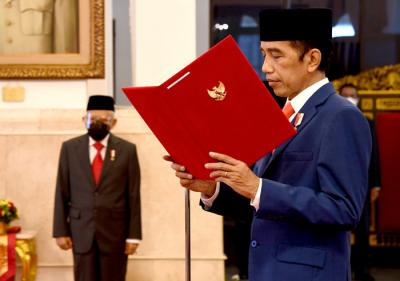 Presiden Joko Widodo saat acara pelantikan di Istana Negara, Jakarta, Rabu (28/4/2021).