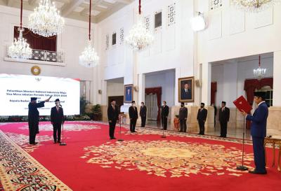 Presiden Joko Widodo saat acara pelantikan di Istana Negara, Jakarta, Rabu (28/4/2021).
