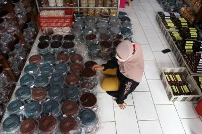 Pekerja mengaduk adonan dodol Betawi di Pondok Dodol Sari Rasa Ibu Yuyun di kawasan Pasar Minggu, Jakarta Selatan, Rabu (28/4/2021).