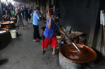Pekerja mengaduk adonan dodol Betawi di Pondok Dodol Sari Rasa Ibu Yuyun di kawasan Pasar Minggu, Jakarta Selatan, Rabu (28/4/2021).