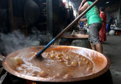 Pekerja mengaduk adonan dodol Betawi di Pondok Dodol Sari Rasa Ibu Yuyun di kawasan Pasar Minggu, Jakarta Selatan, Rabu (28/4/2021).