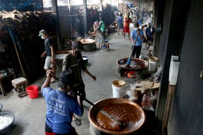 Pekerja mengaduk adonan dodol Betawi di Pondok Dodol Sari Rasa Ibu Yuyun di kawasan Pasar Minggu, Jakarta Selatan, Rabu (28/4/2021).