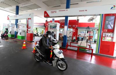 Pengendara mengisi bahan bakar di SPBU di kawasan Cikini, Jakarta Pusat, Rabu (28/4/2021).
