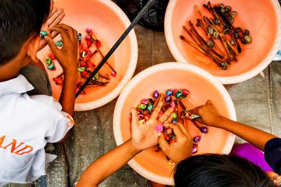 Anak-anak sedang membeli umang-umang atau yang biasa disebut keong dengan macam warna bergambar kartun pada cangkangnya di Jakarta Barat, Rabu (28/4/2021).