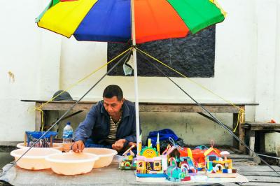 Anak-anak sedang membeli umang-umang atau yang biasa disebut keong dengan macam warna bergambar kartun pada cangkangnya di Jakarta Barat, Rabu (28/4/2021).
