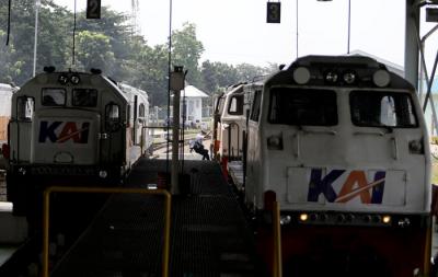 Sejumlah lokomotif berada di area perawatan Depo Kereta Cipinang, Jakarta, Kamis (29/4/2021).