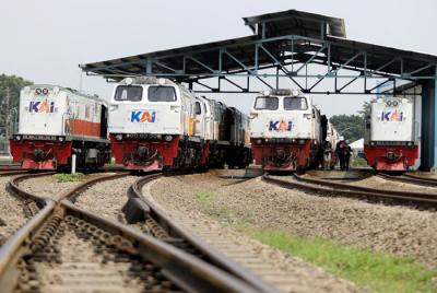 Sejumlah lokomotif berada di area perawatan Depo Kereta Cipinang, Jakarta, Kamis (29/4/2021).