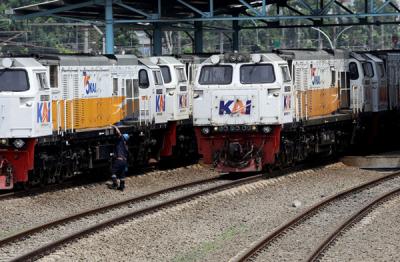Sejumlah lokomotif berada di area perawatan Depo Kereta Cipinang, Jakarta, Kamis (29/4/2021).