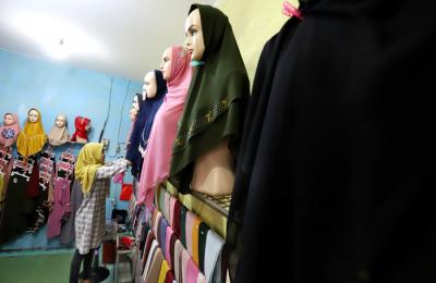 Penjual merapikan hijab di toko busana muslim di kawasan Pondok Melati, Kota Bekasi, Jawa Barat, Kamis (29/4/2021).