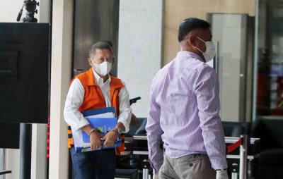 Tersangka mantan Direktur Utama PT Pelindo II (Persero) Richard Joost Lino saat tiba untuk menjalani pemeriksaan di gedung KPK, Jakarta, Kamis (29/4/2021).